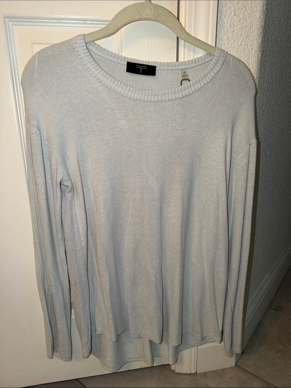 Tahari Light Gray Long Sleeve Crewneck Tee